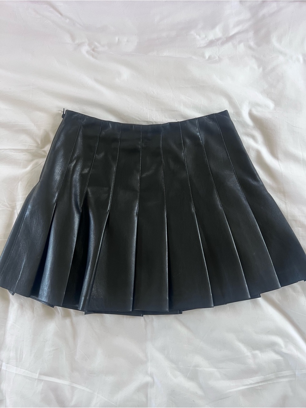 Alice and Olivia faux leather pleated mini skirt size 8